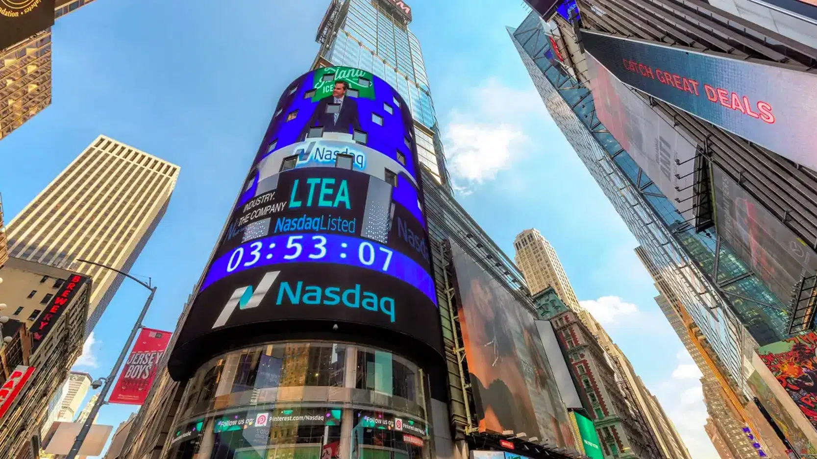 A complete breakdown of the Nasdaq QQQ ETF, from beginners to advanced strategies. Learn how to invest in this tech giant all in one place!